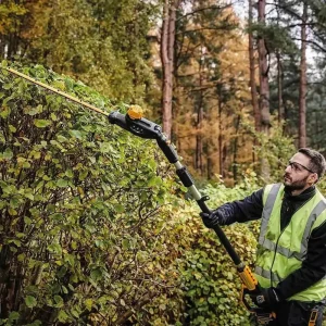DeWalt 20V Max Pole Hedge Trimmer - view 4